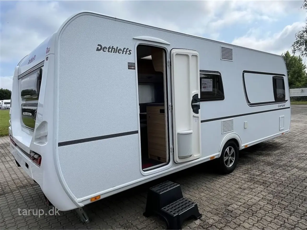 Billede 4 - 2023 - Dethleffs Camper 560 FMK    Kan opvejes til totalvægt 2000 kg. Dobbeltsengs- og køjevogn, rundsidde-gruppe, Truma varme, 3-trins el-gulv-varme, stort kølesk.