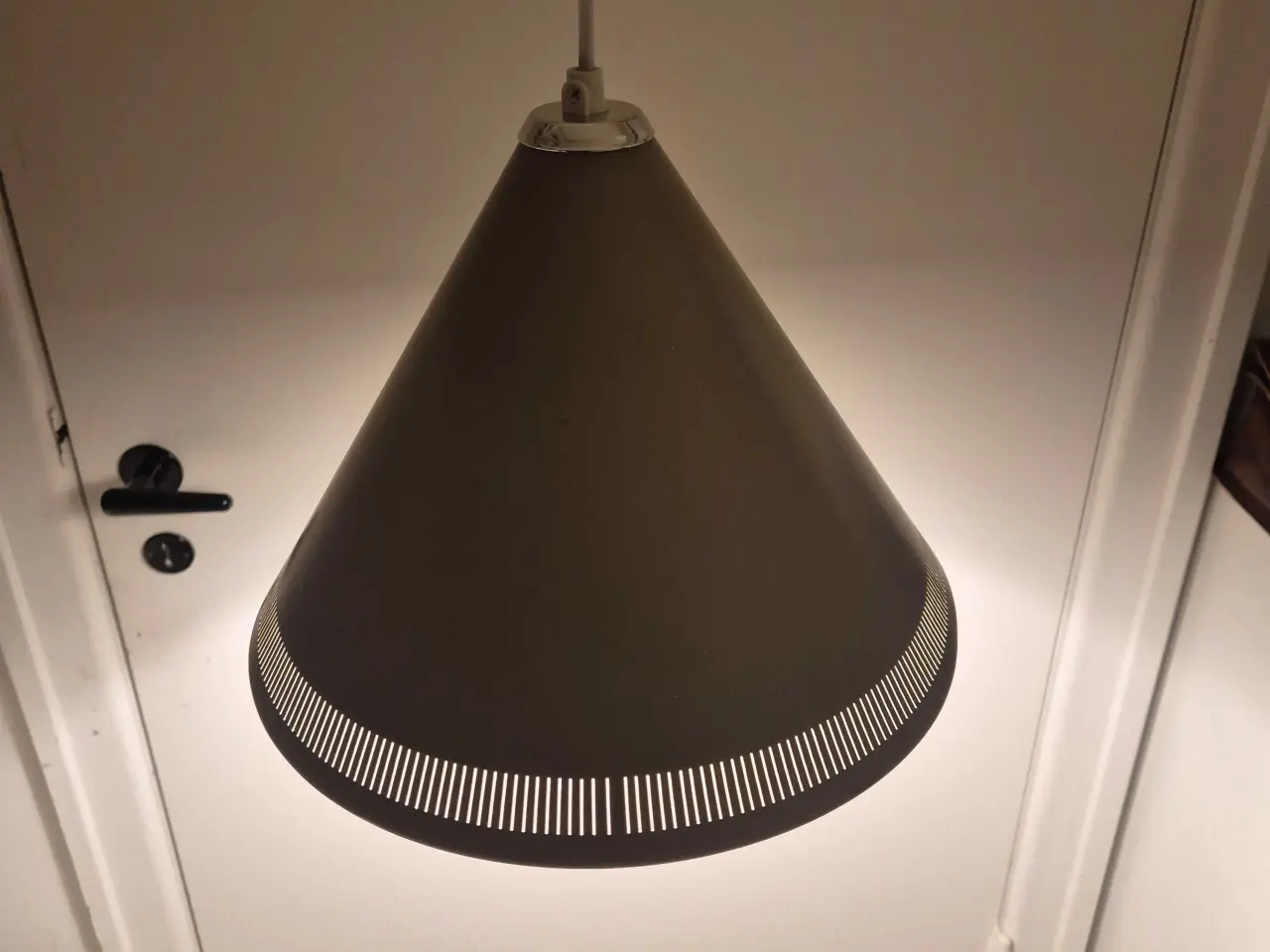 Billede 4 - Grå kegleformet retrolampe med fine perforeringer