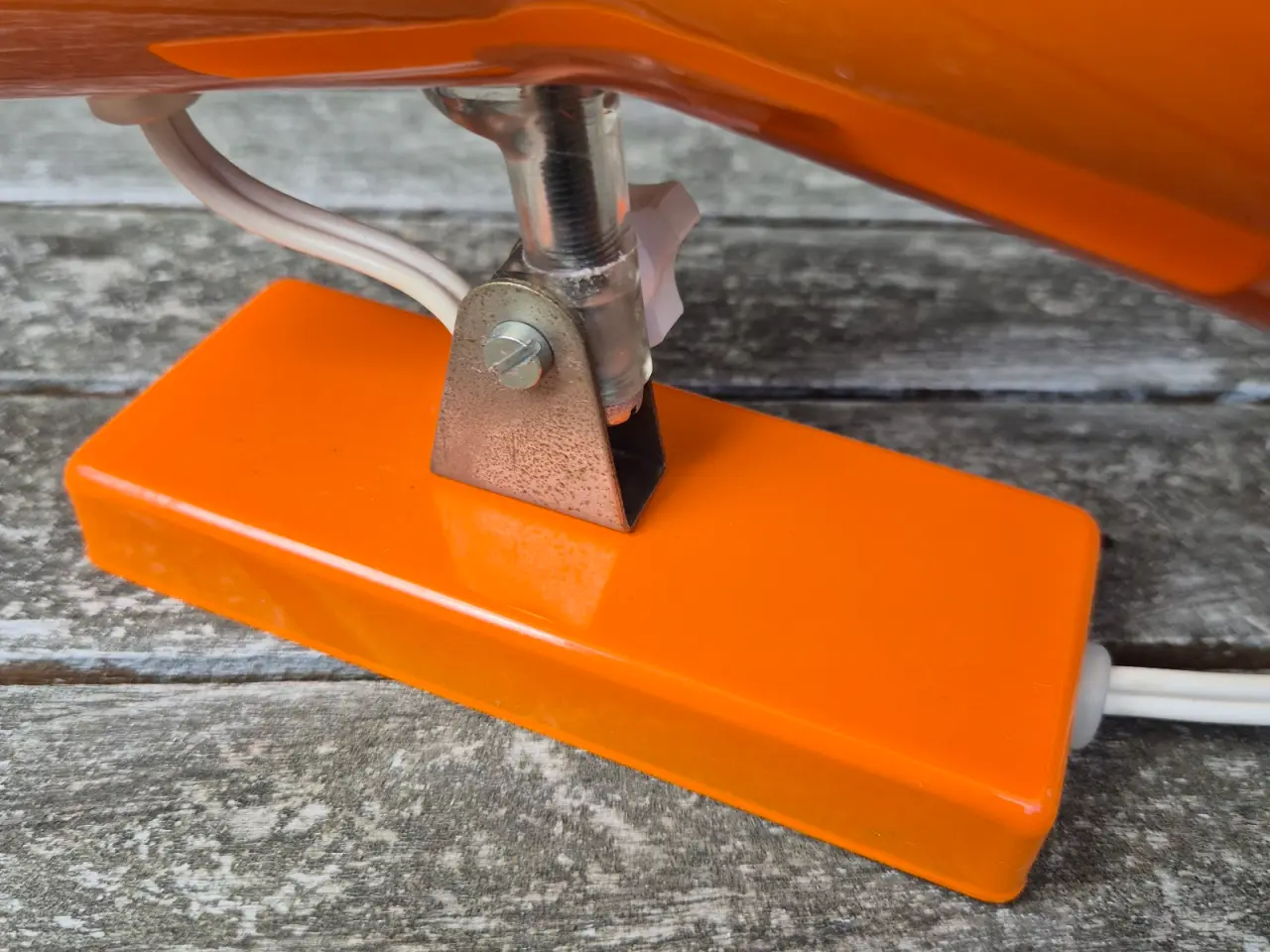 Billede 9 - Velholdt orange væglampe i dansk design