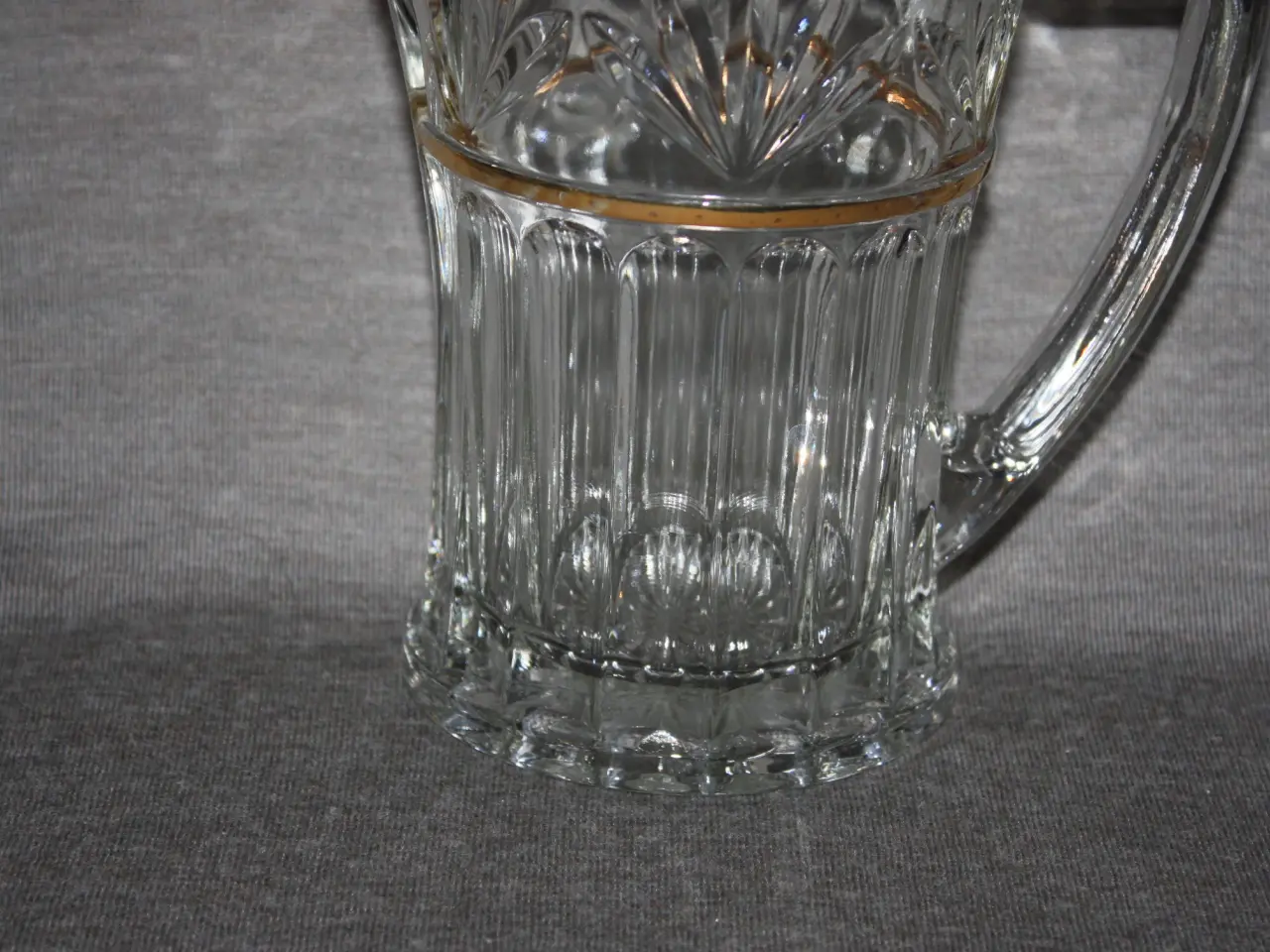 Billede 3 - Flot glas kande med guldkant H.: 18,5 cm