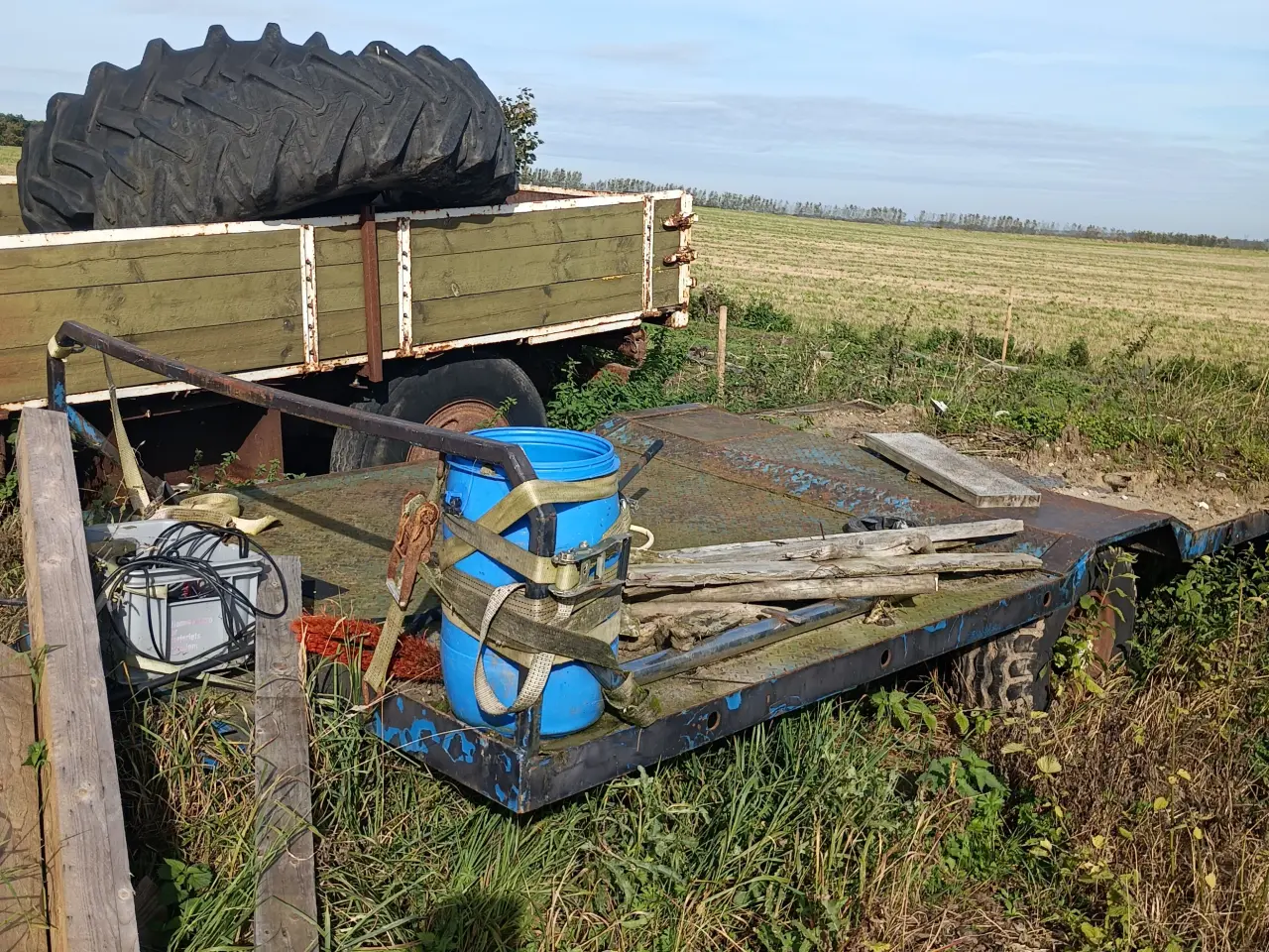 Billede 2 - Dæk og fælge til en 1104 traktor med vægtklogs 
