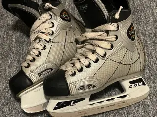 Ishockey skøjter - str 33