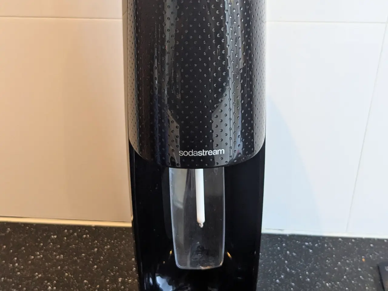 Billede 1 - SodaStream med 4 CO₂-cylindre og 5 flasker