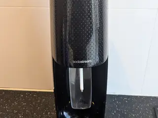 SodaStream med 4 CO₂-cylindre og 5 flasker