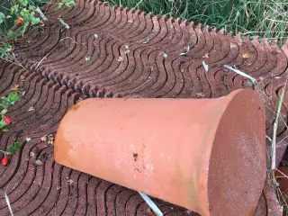 Teglrød,, afslutningssten. Rygning