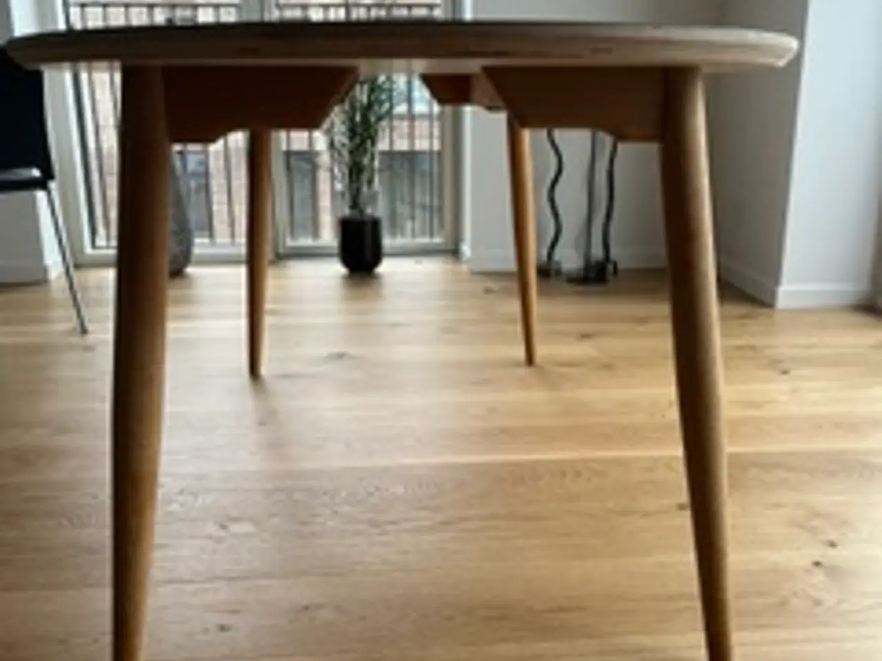 Billede 5 - Haslev Spisebord I sort linoleum og eg 