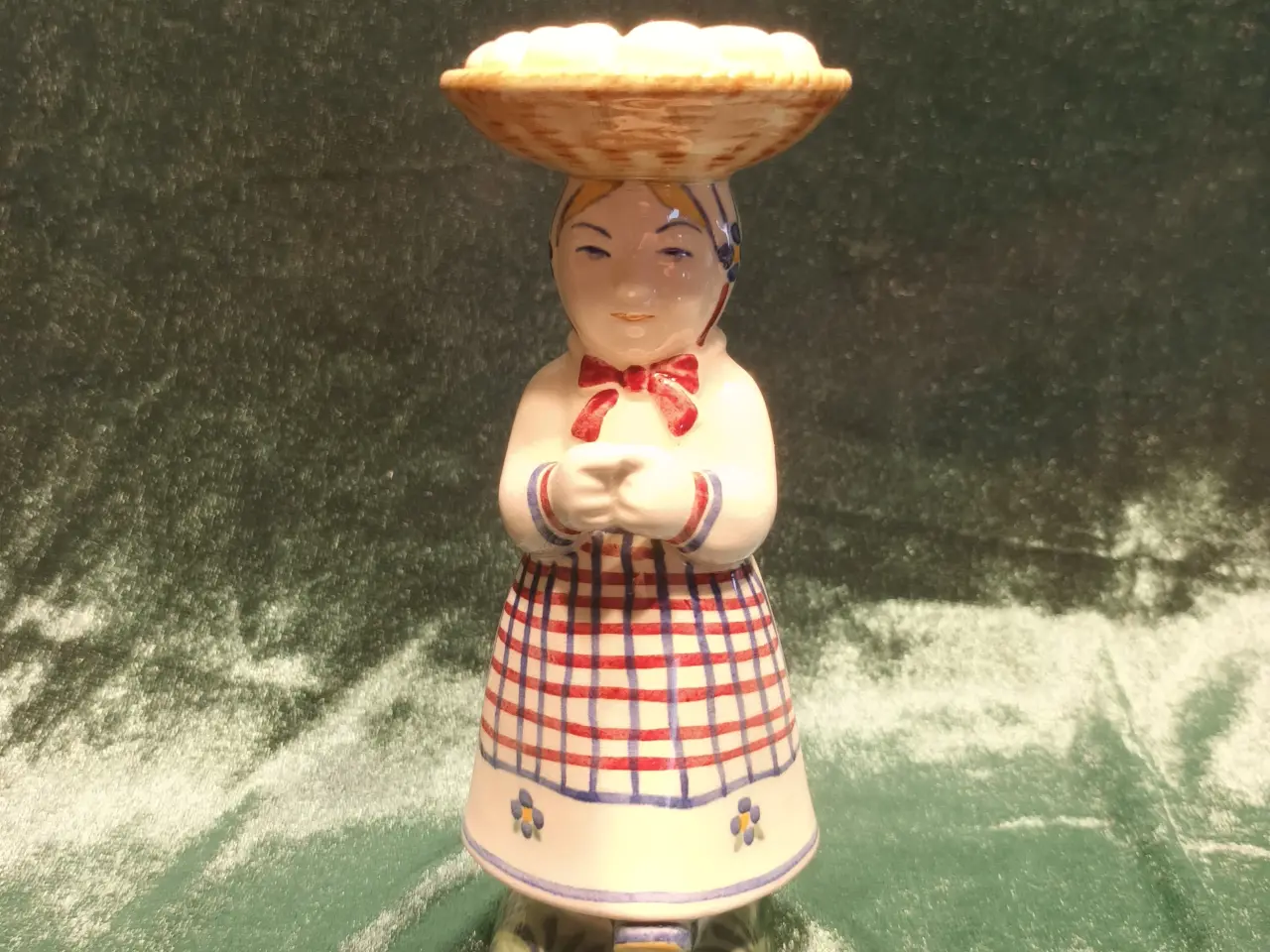 Billede 1 - Børnehjælpsfigur, Konen med æggene 
