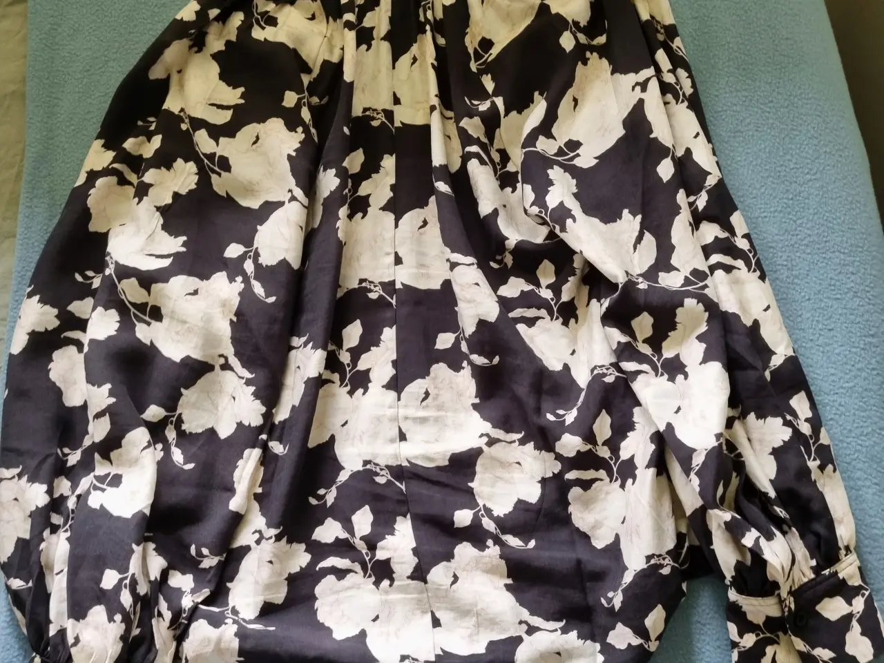 Billede 2 - Oversized bluse i sort/creme blomstret fra Hennes 