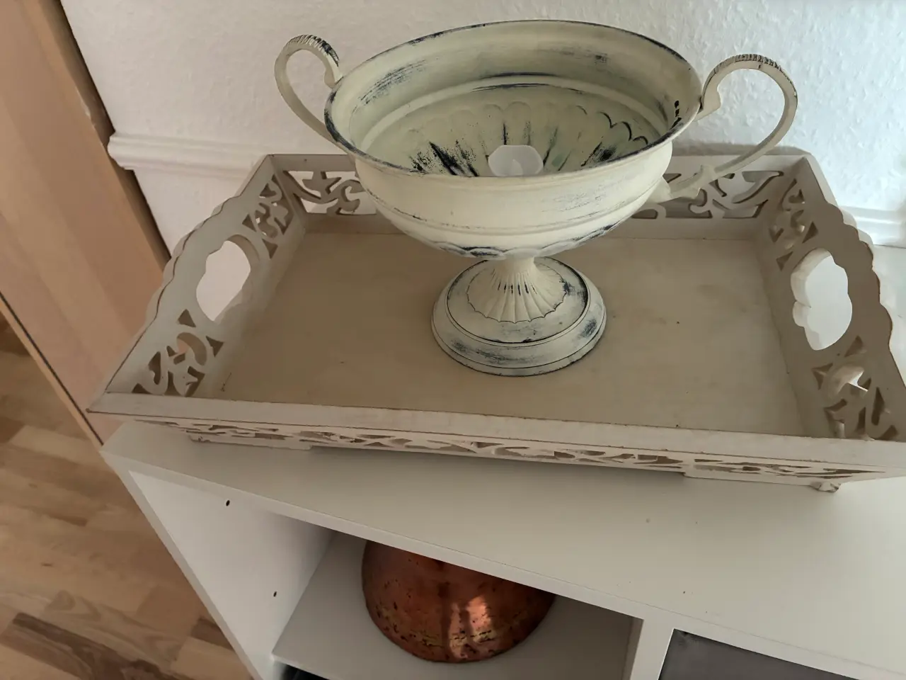 Billede 2 - Dekorativ skål på fod og bakke i træ i cremefarv