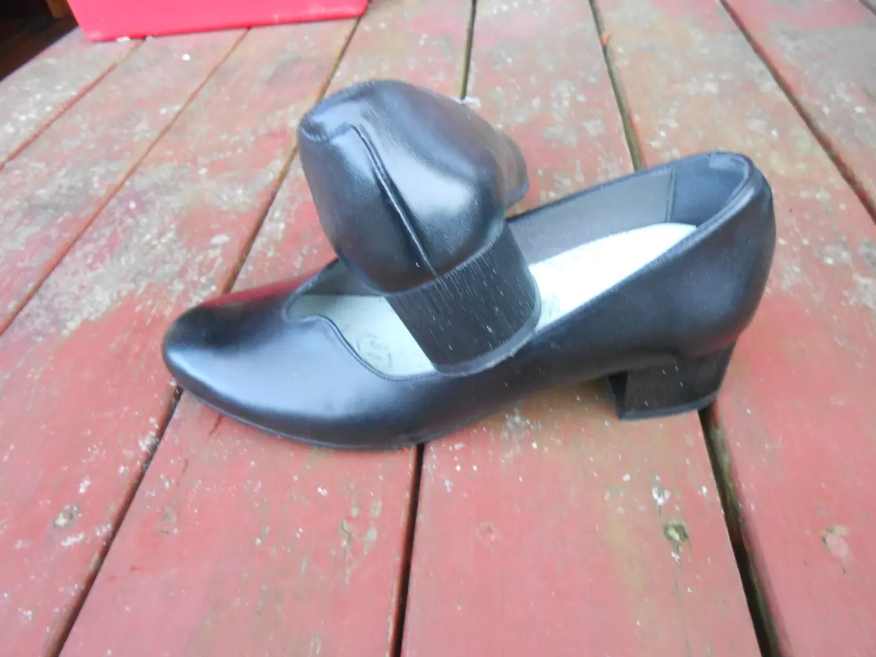 Billede 3 - Plads til dine tær. Sorte Dame Pumps.