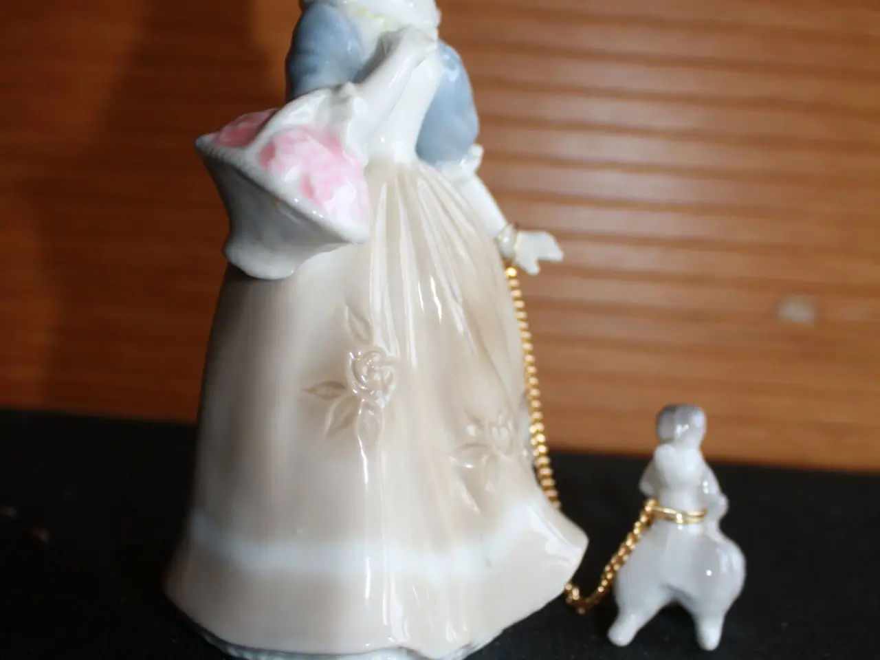 Billede 7 - Figur af ung pige med hund