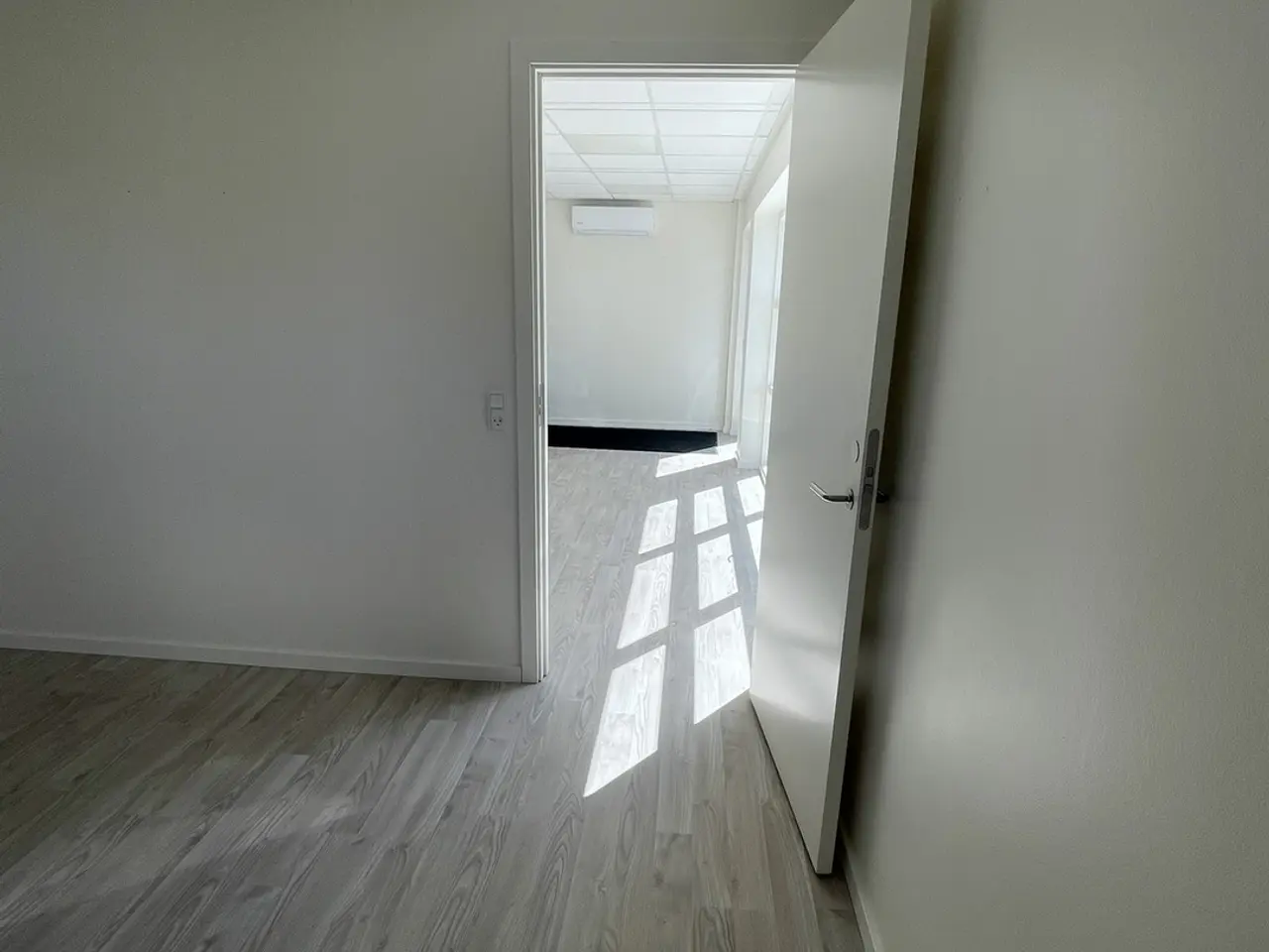 Billede 12 - Central facadebutik med terrasse og store fællesarealer.