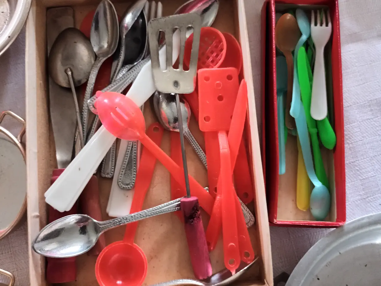 Billede 5 - Dukkehusmøbler, kaffestel, gryder og bestik i plas