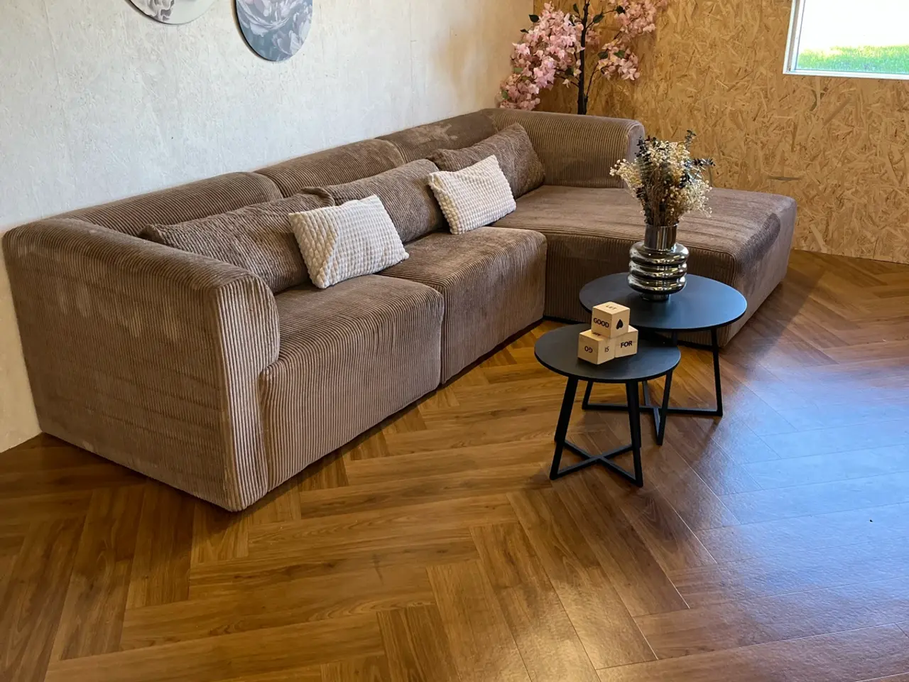 Billede 1 - Ny-renset mocca/brun karls sofa