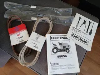 2 remme + 2 knive til plænetraktor 46"