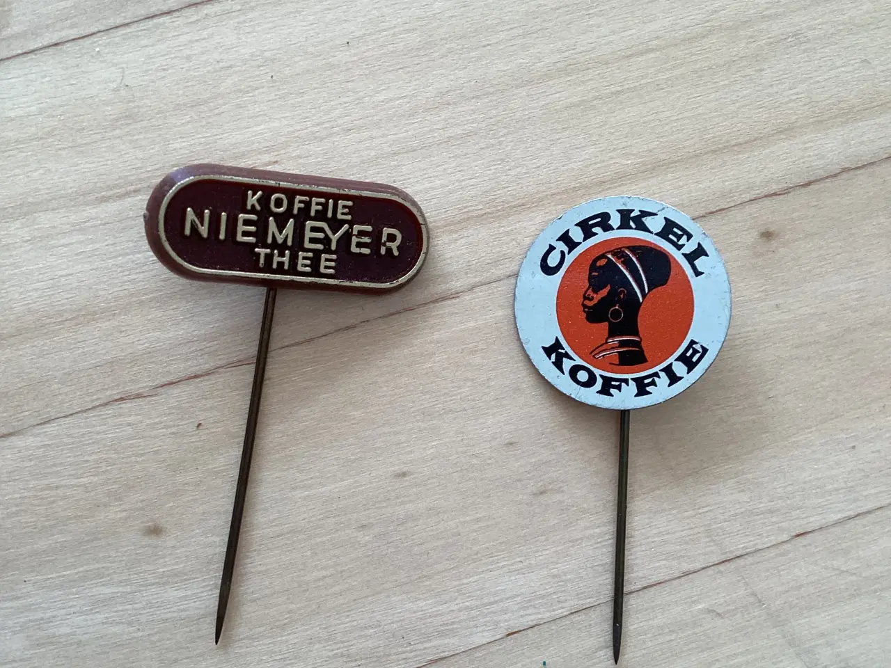 Billede 4 - 8 ældre pins 