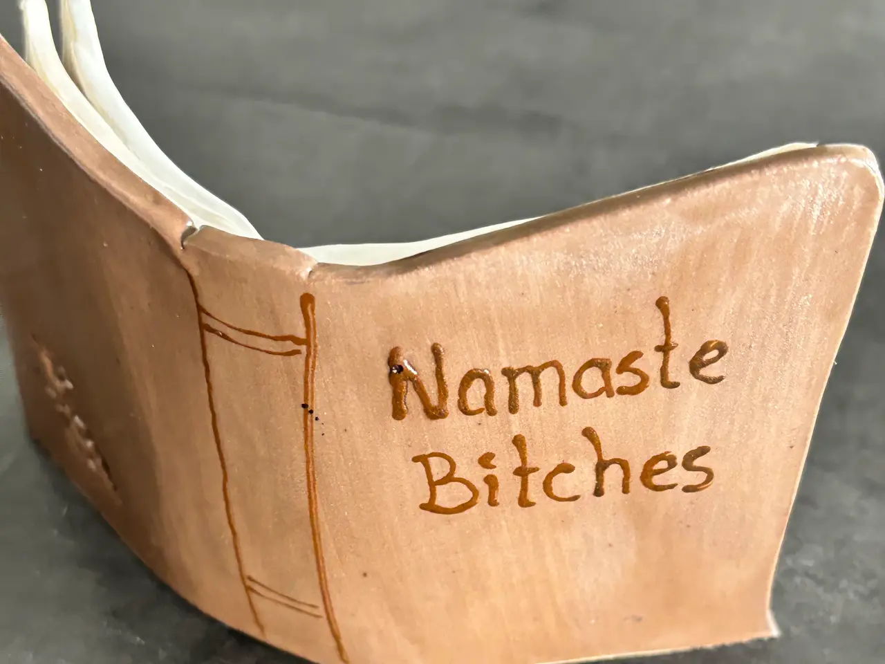 Billede 3 - Bog i keramik - Namaste Bitches