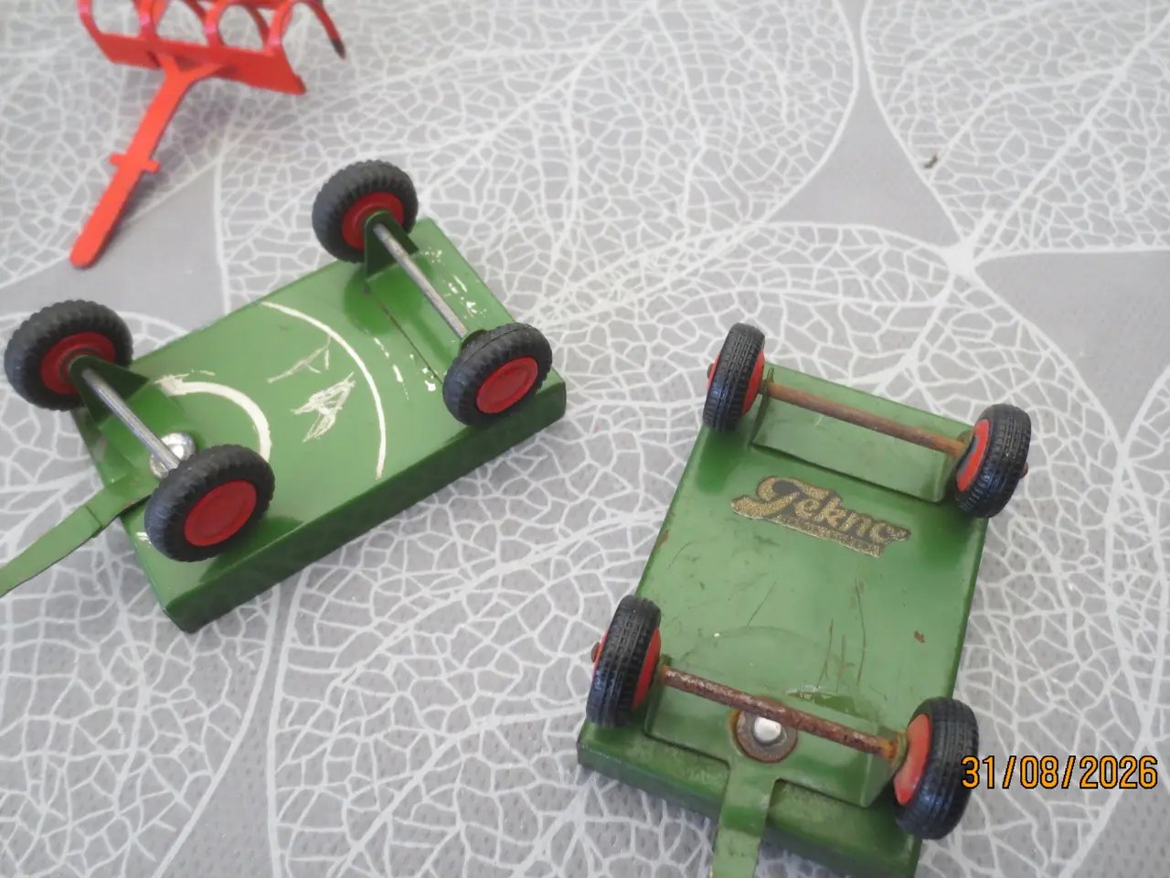 Billede 8 - 1 stk Tekno Traktor med harve og 2 vogne 