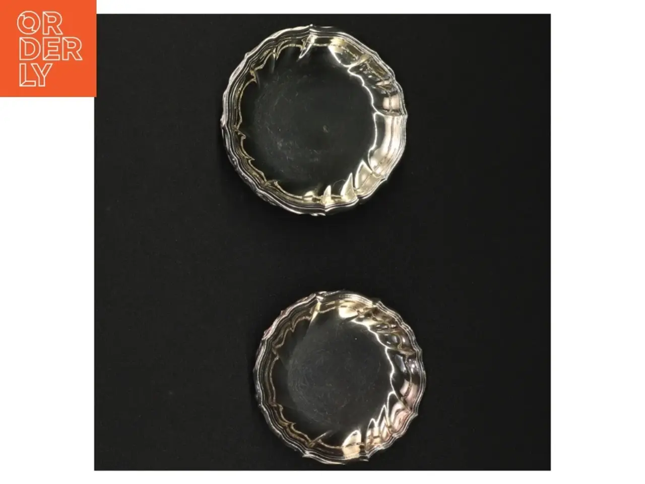 Billede 4 - Sølvfarvede bordskånere (str. 8 cm og 7 og en halv cm)