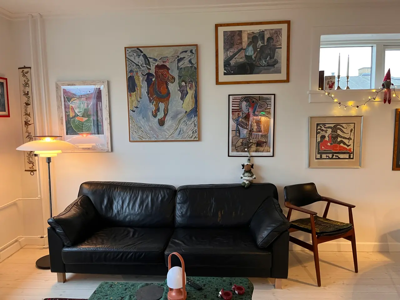 Billede 1 - Stilfuld sort lædersofa - kun lidt brugt