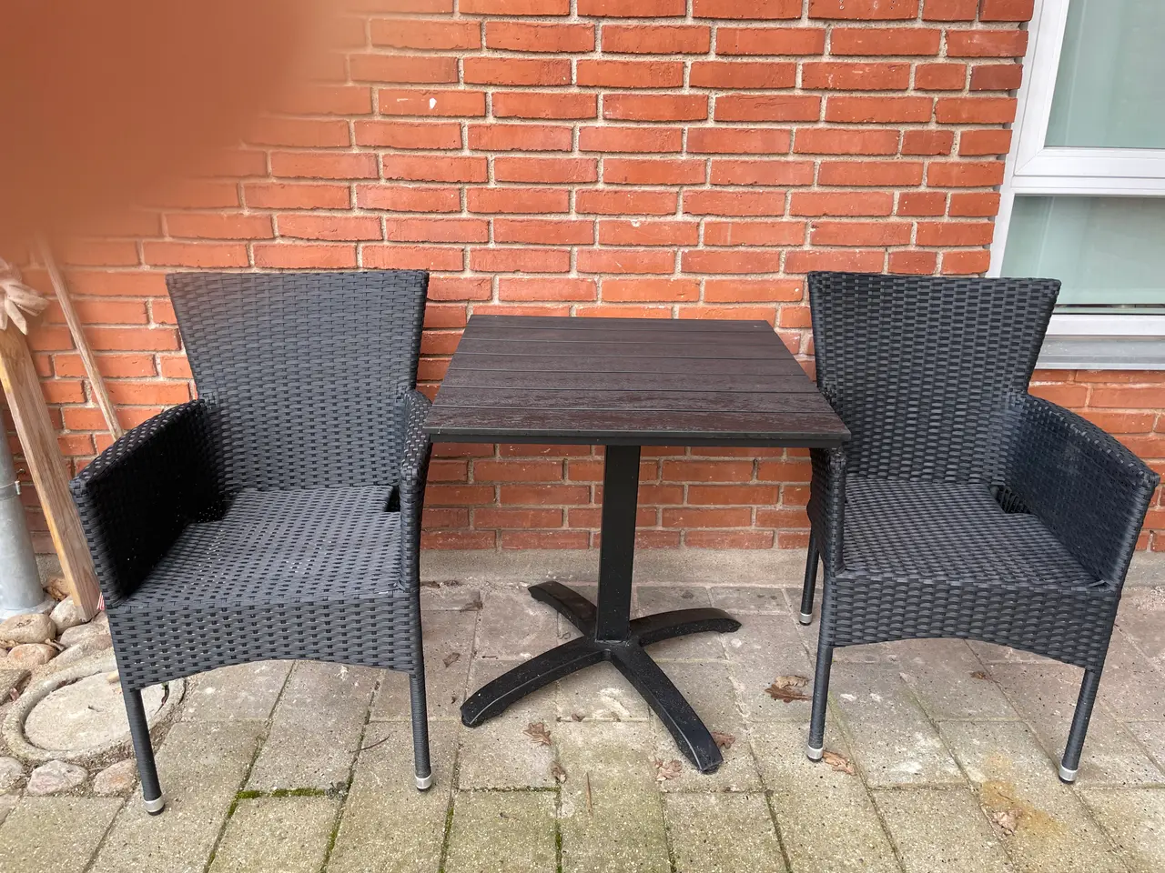 Billede 1 - Udendørsbordet og 2 stole. 