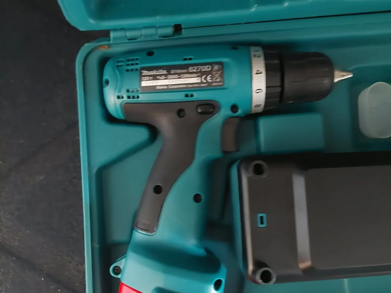 Billede 2 - Makita akku-boremaskinesæt med oplader, lygte og k