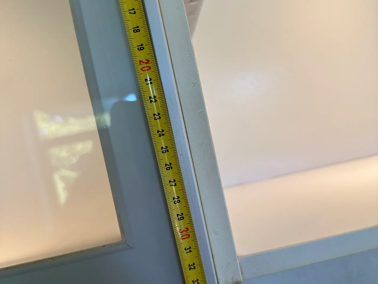 Billede 6 - To køkkenoverskabe med glaslåger og indbygget lys