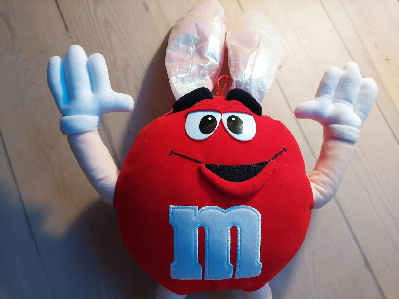 Billede 6 - Stor rød M&Ms bamse med kaninører