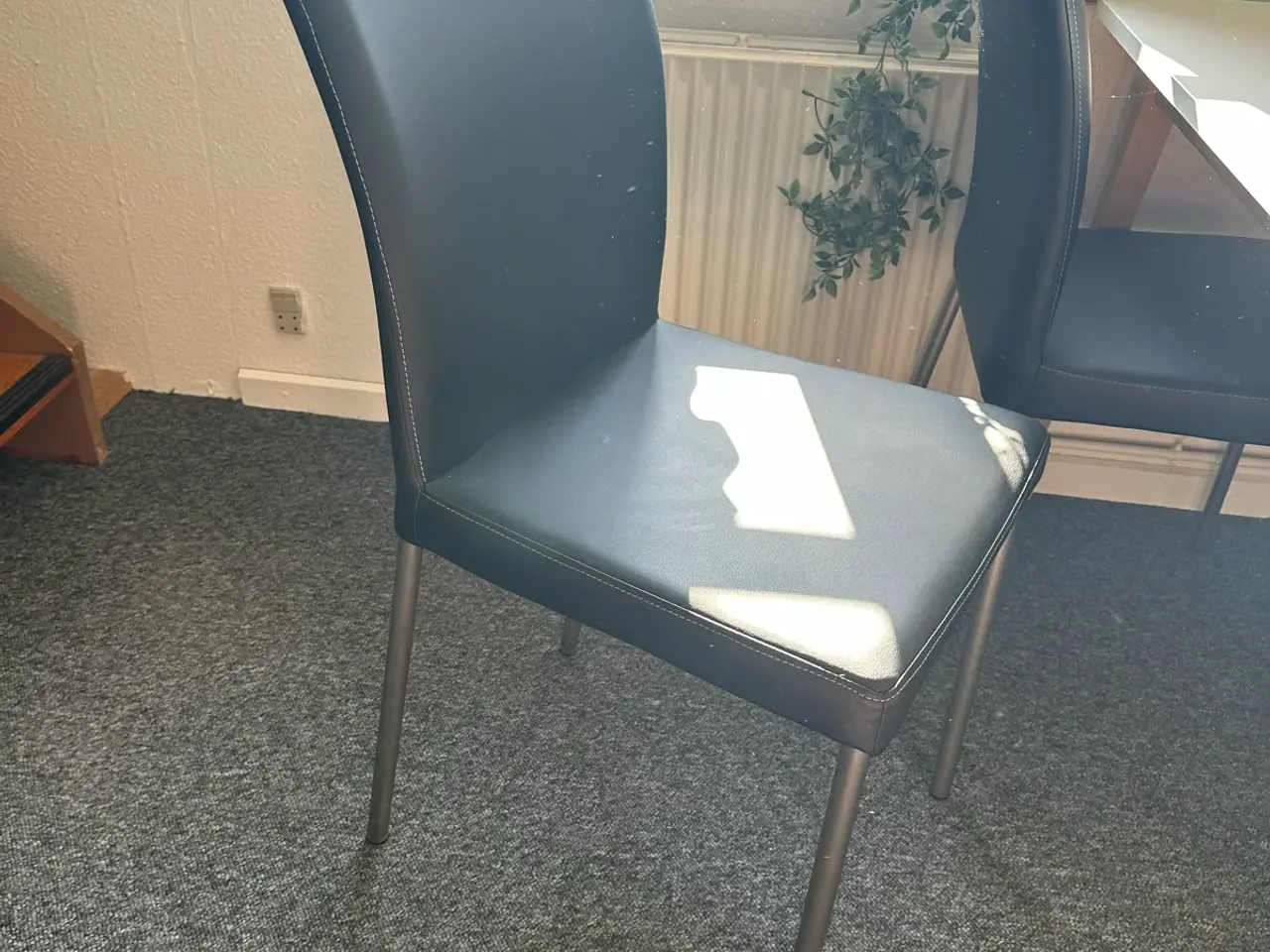 Billede 3 - Spisebord med 5 stole