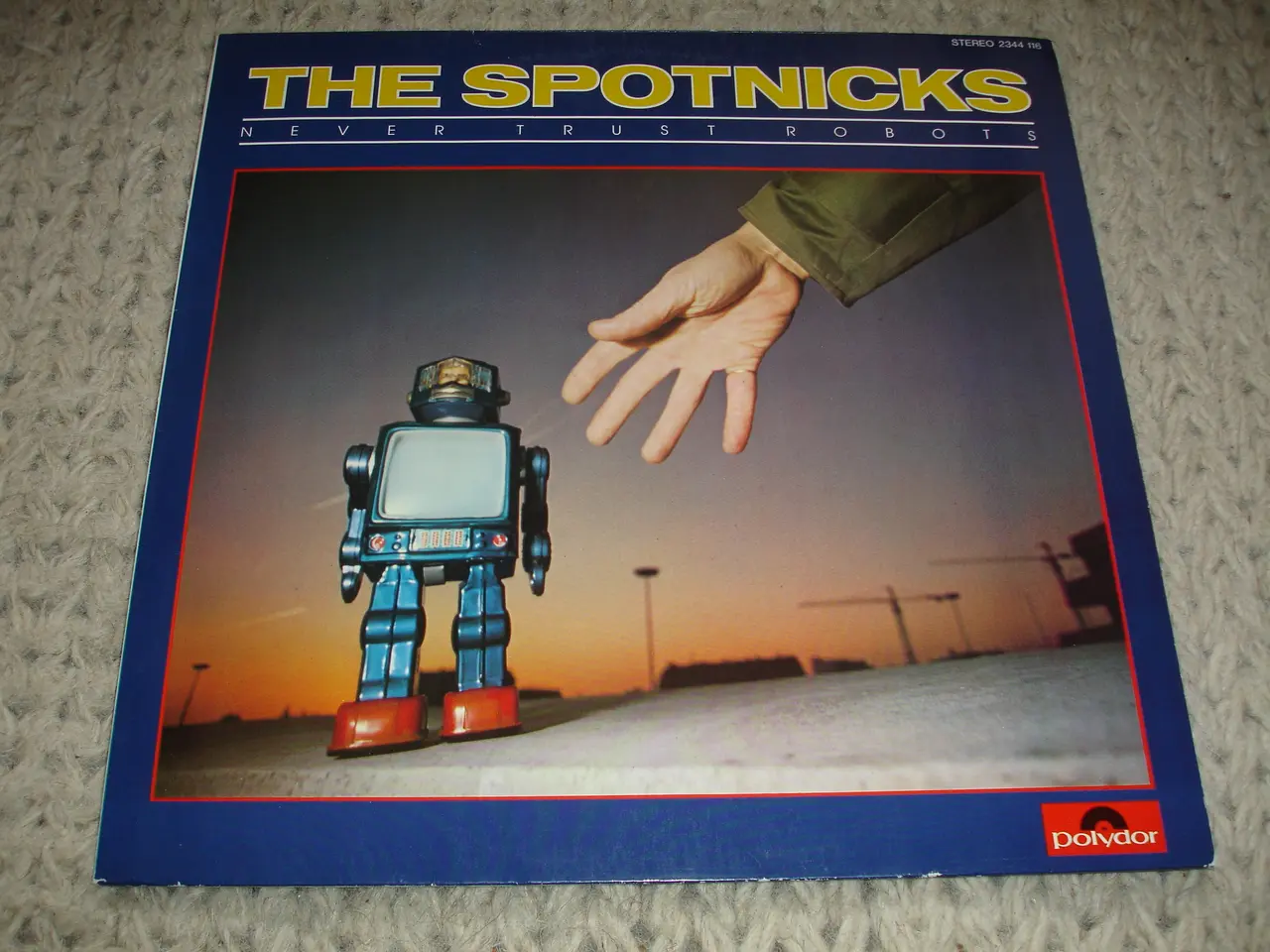 Billede 2 - (Sender gerne) The Spotnicks – Never Trust Robots