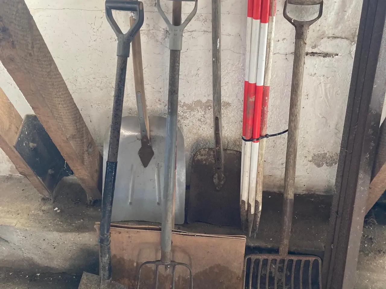 Billede 1 - diverse redskaber og landmålerstokke