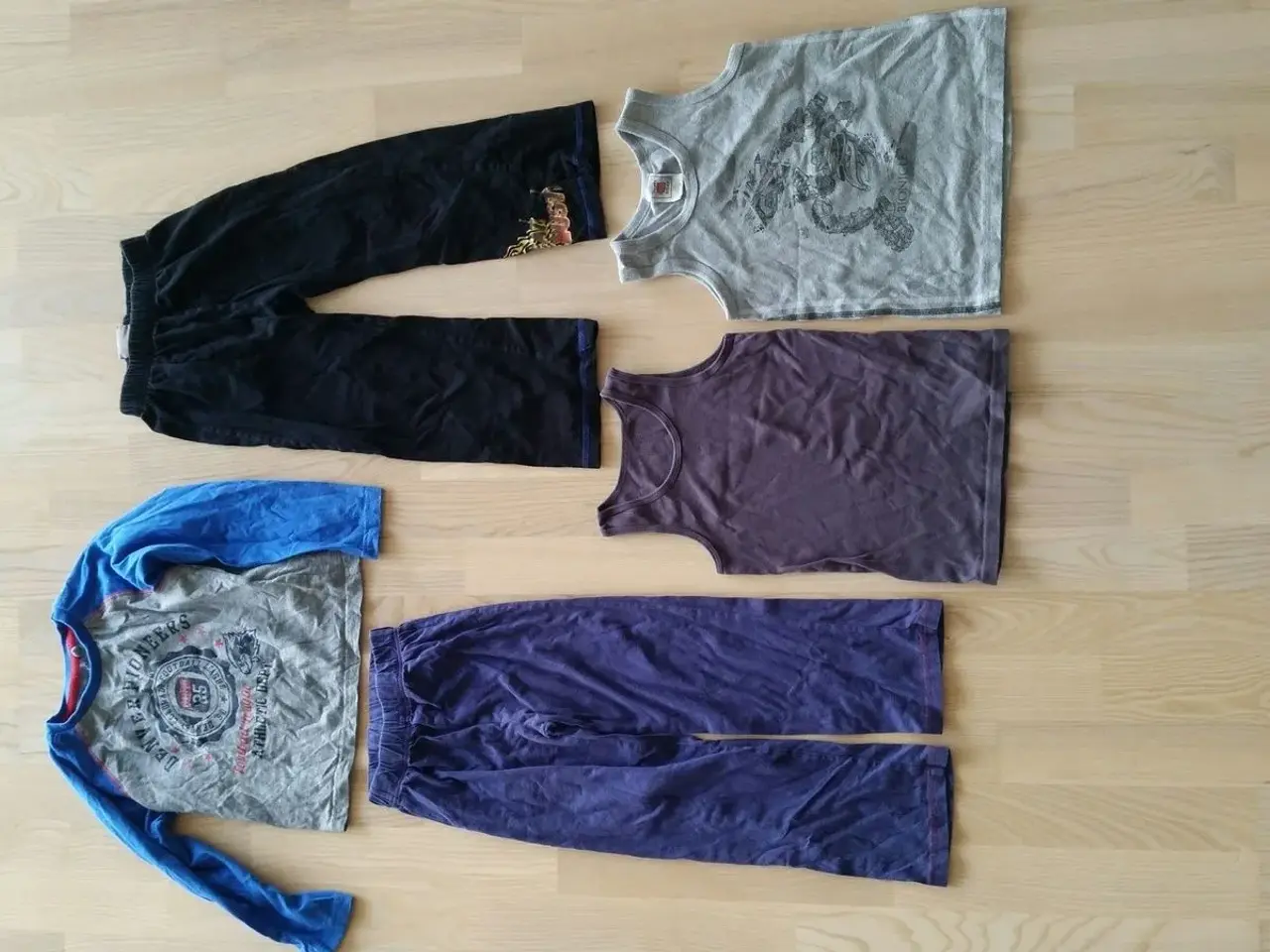 Billede 1 - Natbluse, 2 x natbukser og 2 x undertrøjer.