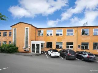 Flot og lyst lagerlejemål med en god beliggenhed centralt i Søborg.