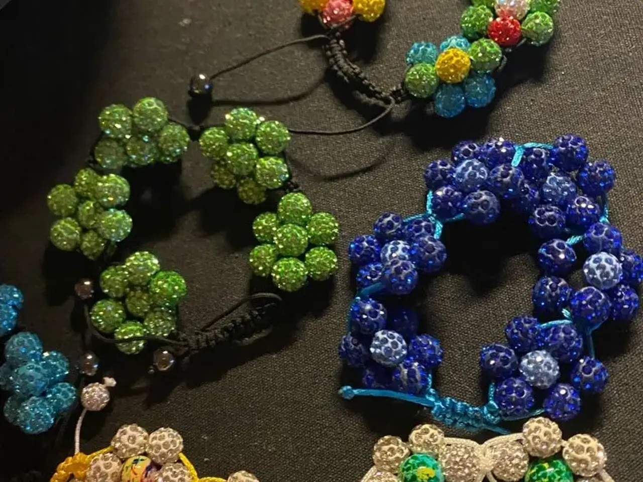 Billede 2 - Smukke nye knyttede blomsterarmbånd
