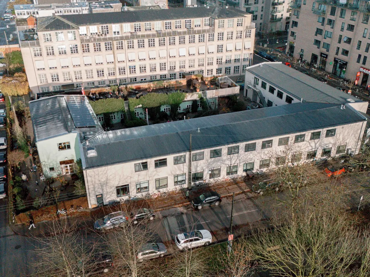 Billede 7 - Gennembelyst og højloftet kontor