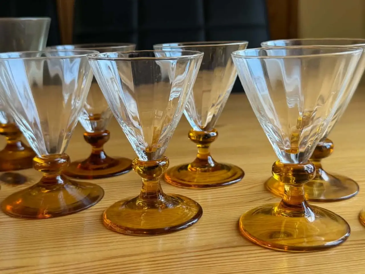Billede 2 - Vintage glas m. ravgul fod og optiske striber