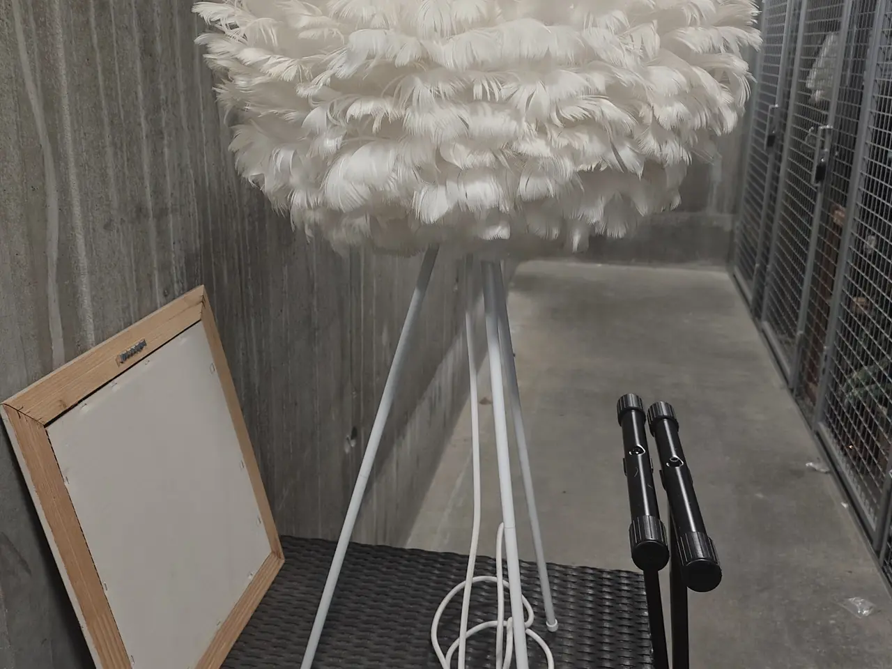 Billede 1 - Stor fjerlampe i kunstfjer – hvid og elegant