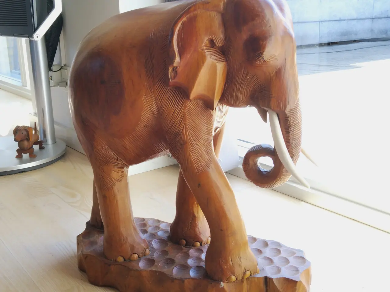 Billede 2 - Håndskåret træskulptur af elefant meget detaljeret