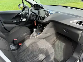 Peugeot 208 allure i hvid med krom