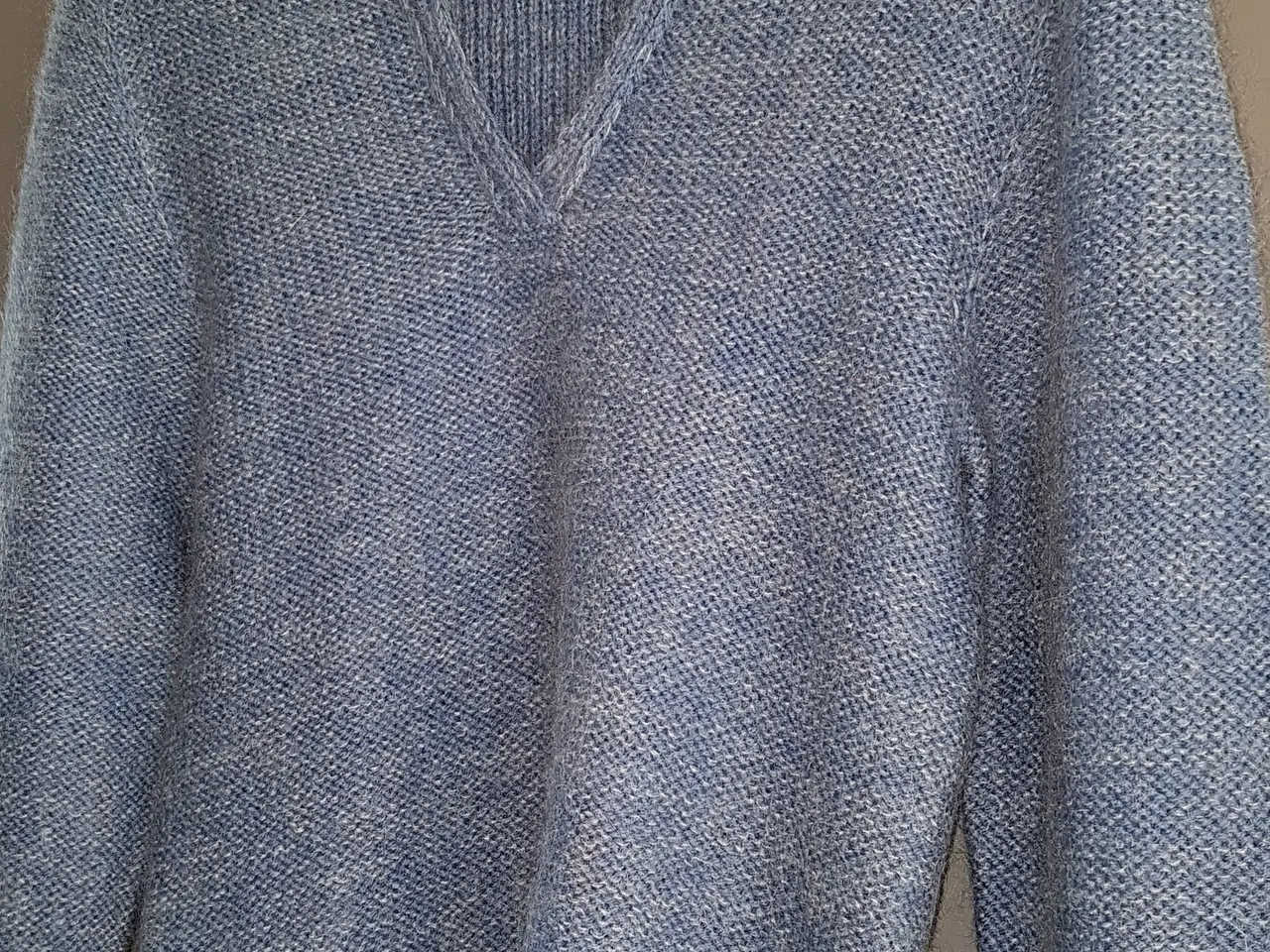 Billede 1 - Varm og blød strikket sweater med V-hals