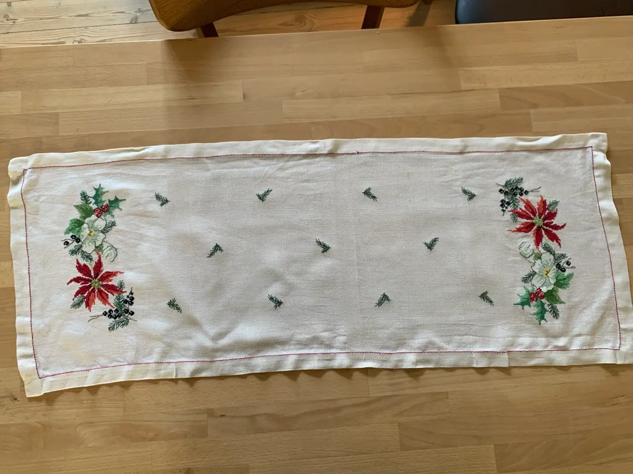 Billede 2 - Julebordløbere i korsstingsbroderi