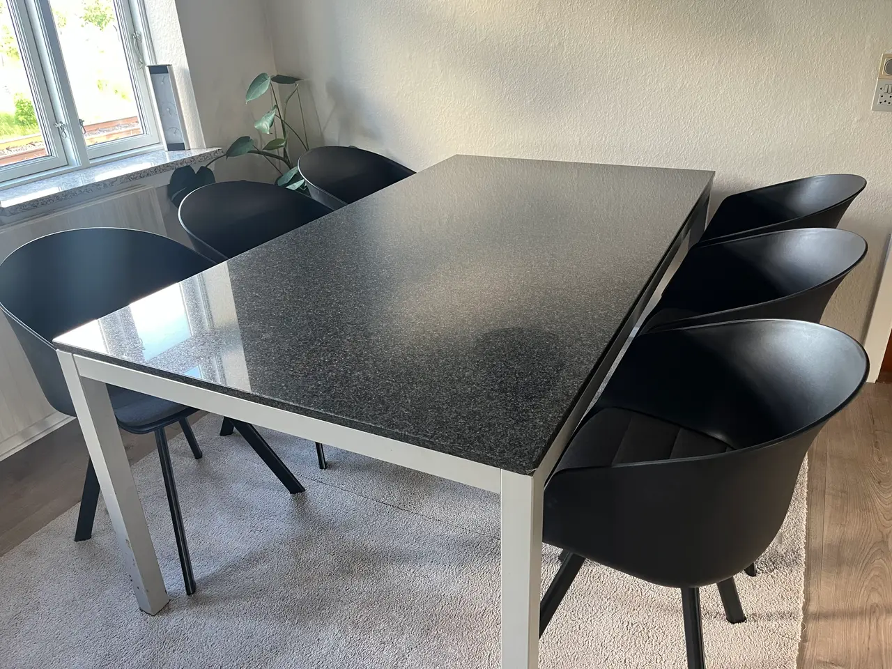 Billede 2 - Mørk Granit Spisebord med 6 Stole