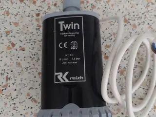 12V Vandpumpe med kontra ventil.