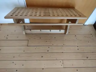 Hattehylde med knagerække