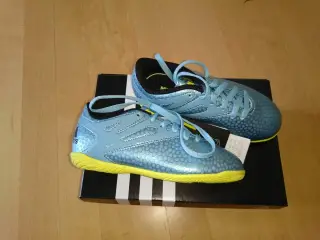 Nye Adidas Messi sportssko. Str 28