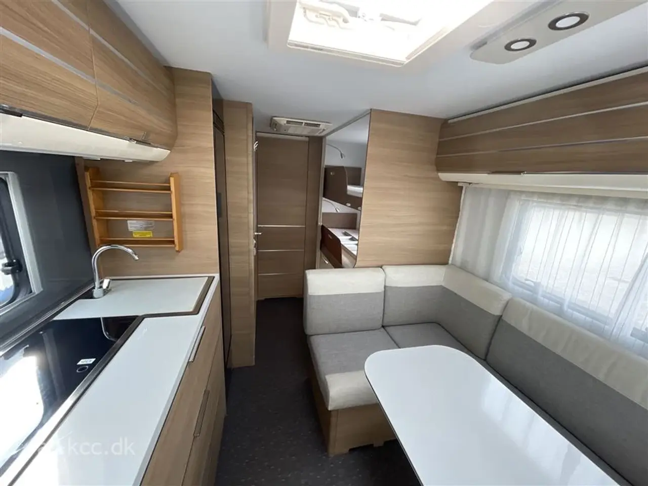 Billede 4 - 2020 - Adria Adora 573 PT Supreme edition   Adria Adora 573 PT Supreme Edition årg. 2020 7 sovepladser, 5 siddepladser. Køjer, dobbeltseng, rundsiddegruppe,  mover, solceller