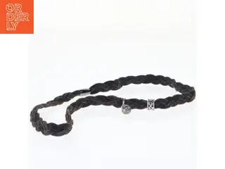 Flettet læderarmbånd med charms fra STORY (str. Ø 15 cm)