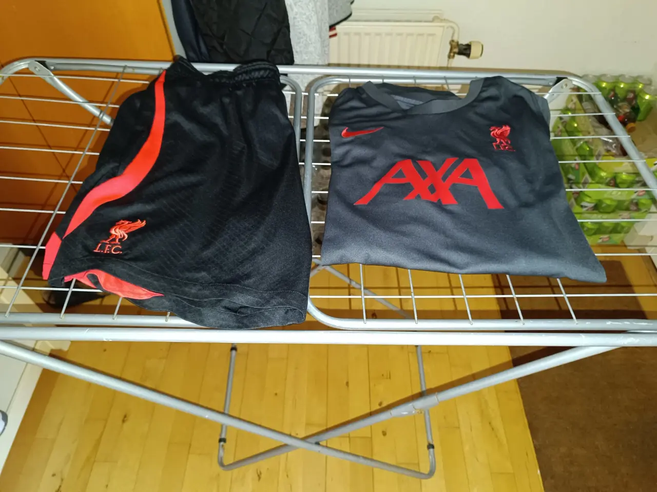 Billede 1 - Liverpool fodboldsæt t-shirt + shorts
