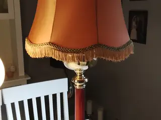 Stor elegant og flot gammel messing bordlampe 