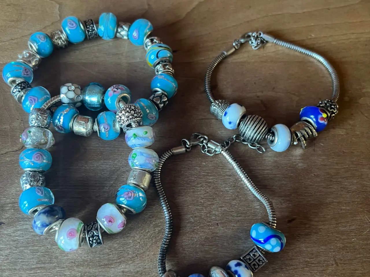 Billede 6 - Smukke armbånd med charms